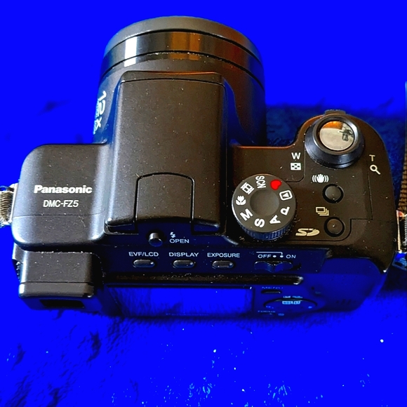 Panasonic LUMIX DMC-FZ5 Leica Lens Digital Camera | 5MP 12x Optical Zoom  BUNDLE - Picture 2 of 7